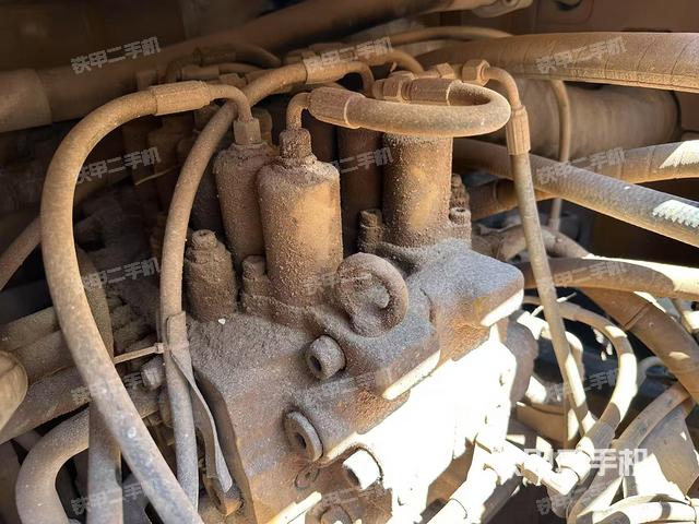 回转马达和主控阀（整机外观）