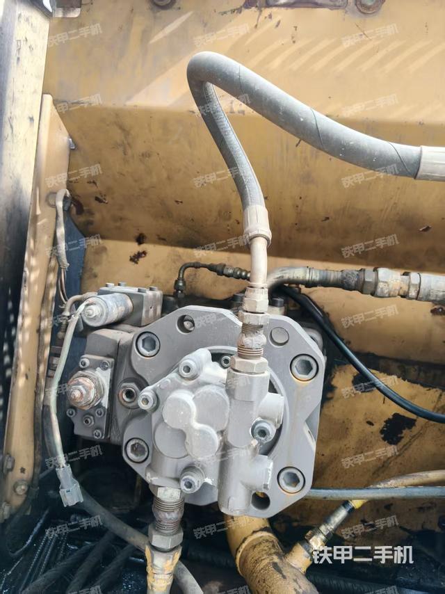 液压泵舱室正面整体(整机外观) 液压泵舱室正面整体(整机外观)