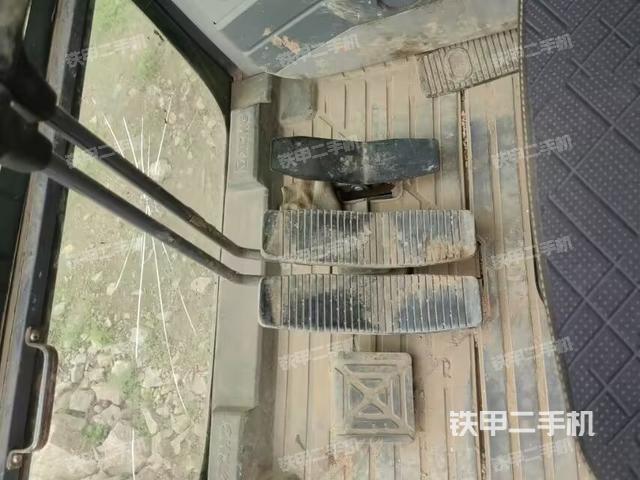 行走控制手柄和踏板 俯拍(驾驶室部分) 行走控制手柄和踏板 俯拍(驾驶室部分)