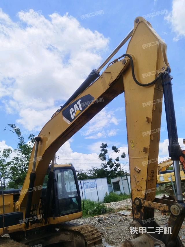 小臂整体左后(工作和回转装置) 小臂整体左后(工作和回转装置)