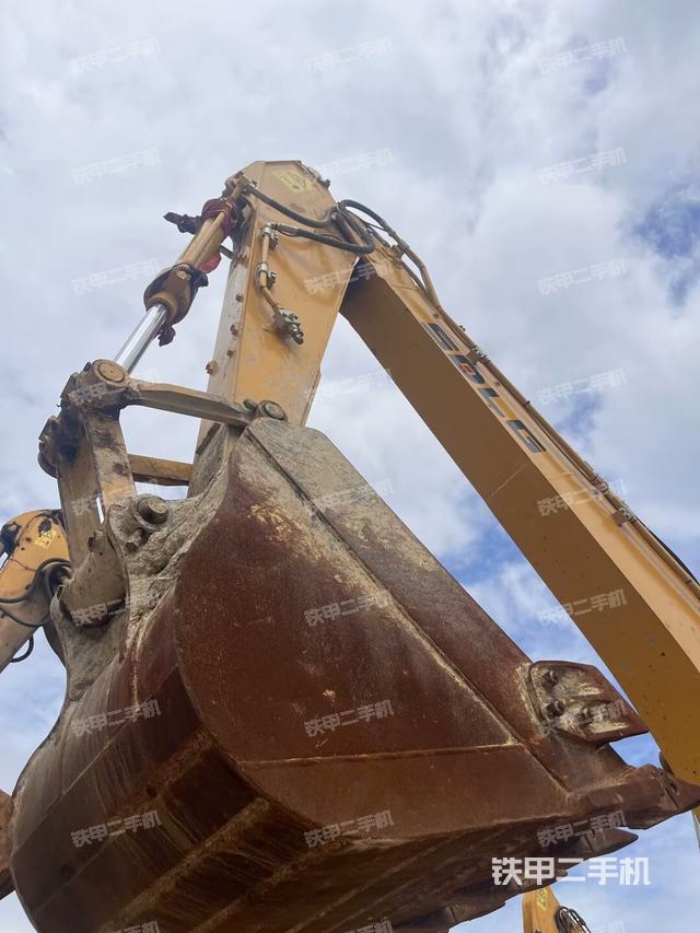 大臂油缸整体 竖拍（工作和回转装置）