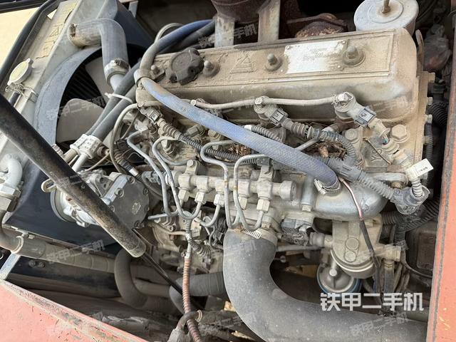 回轉(zhuǎn)馬達和主控閥(整機外觀) 回轉(zhuǎn)馬達和主控閥(整機外觀)