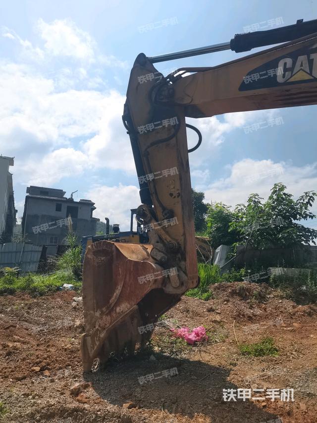 小臂整体左后(工作和回转装置) 小臂整体左后(工作和回转装置)