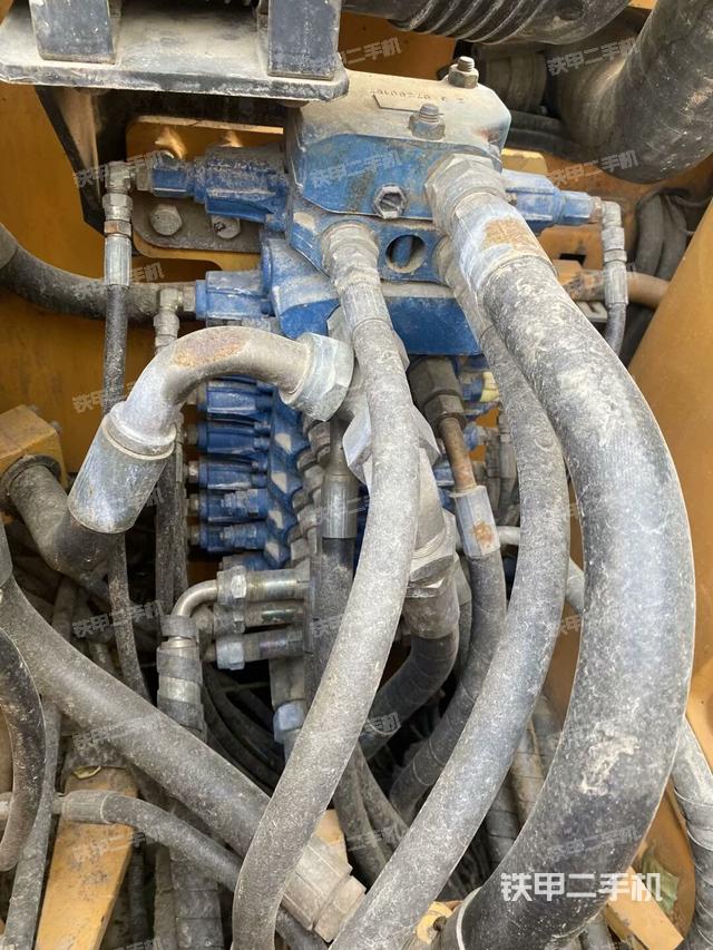 回轉馬達和主控閥(整機外觀) 回轉馬達和主控閥(整機外觀)