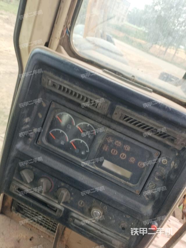 駕駛室內(nèi)部全景（推土機(jī)駕駛室）