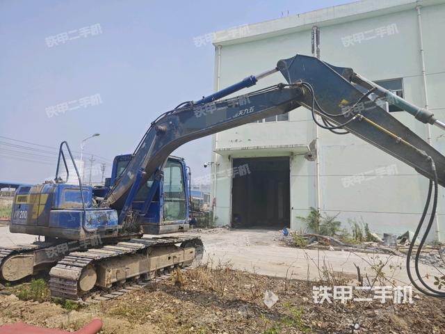 駕駛室整體(整機(jī)外觀) 駕駛室整體(整機(jī)外觀)