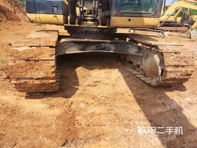 转盘和下车架正前(工作和回转装置) 转盘和下车架正前(工作和回转装置)