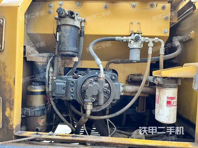 液压泵舱室正面整体(整机外观) 液压泵舱室正面整体(整机外观)
