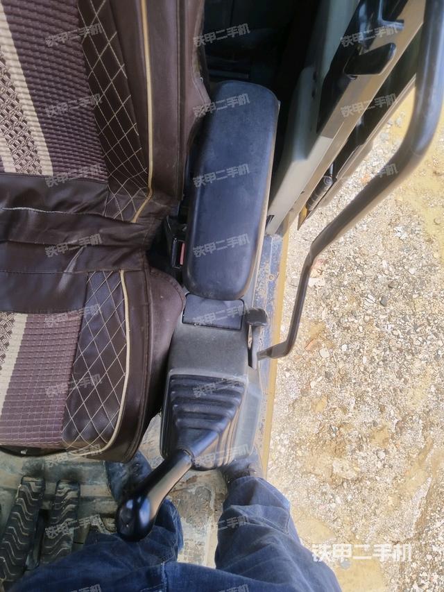 座椅左侧控制台/音响/含左手柄(驾驶室部分) 座椅左侧控制台/音响/含左手柄(驾驶室部分)