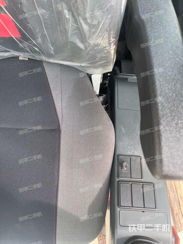 座椅右侧控制台/钥匙门/油门/含右手柄（驾驶室部分）