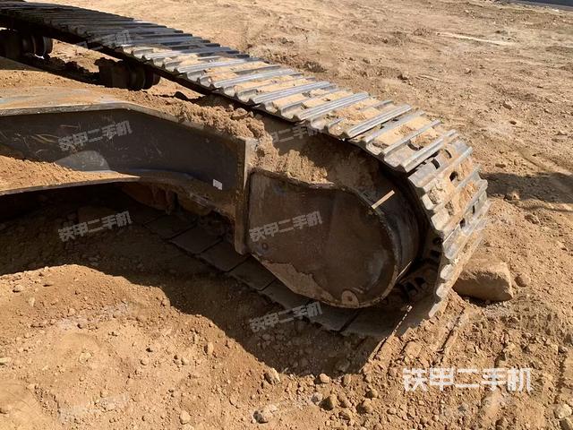 單側(cè)履帶整體(整機(jī)外觀) 單側(cè)履帶整體(整機(jī)外觀)