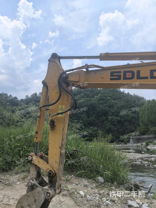 小臂整体左后(工作和回转装置) 小臂整体左后(工作和回转装置)