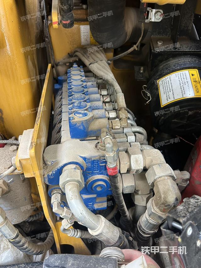 回转马达和主控阀(整机外观) 回转马达和主控阀(整机外观)