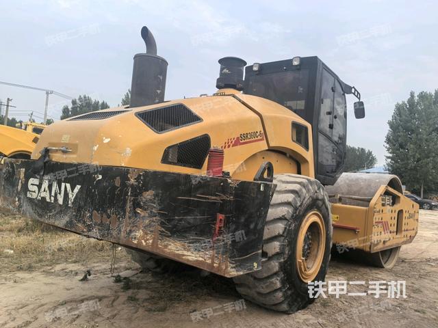 右后45°(压路机整机外观) 右后45°(压路机整机外观)