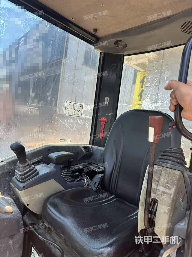 驾驶室整体(整机外观) 驾驶室整体(整机外观)