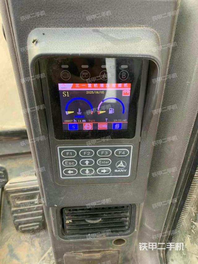 驾驶室整体(整机外观) 驾驶室整体(整机外观)