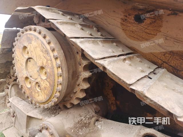 右側(cè)履帶全景（推土機(jī)底盤及工作裝置）