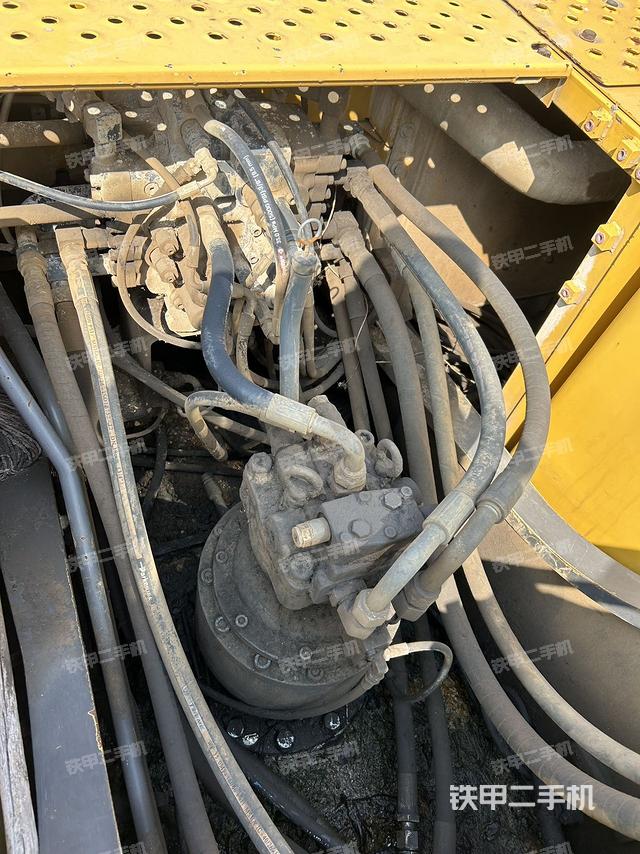 回轉(zhuǎn)馬達(dá)和主控閥(整機(jī)外觀(guān)) 回轉(zhuǎn)馬達(dá)和主控閥(整機(jī)外觀(guān))