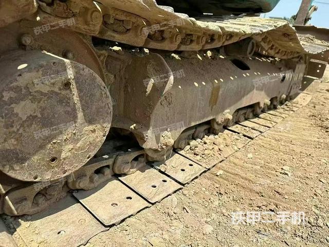 單側(cè)履帶整體(整機外觀) 單側(cè)履帶整體(整機外觀)
