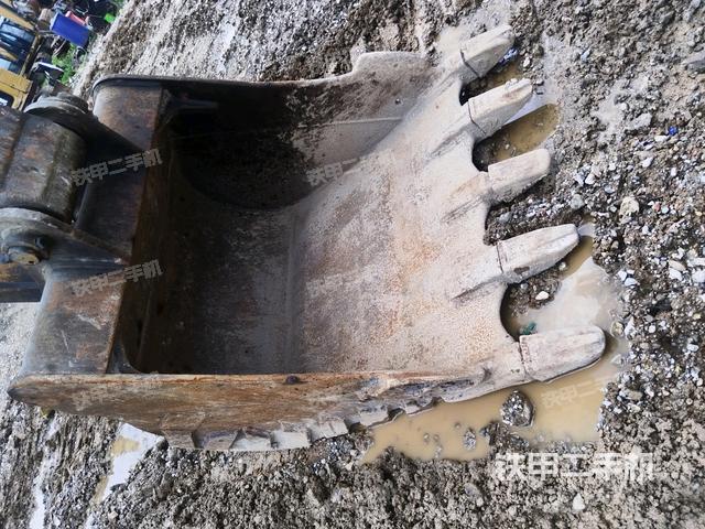 铲斗右后整体(工作和回转装置) 铲斗右后整体(工作和回转装置)