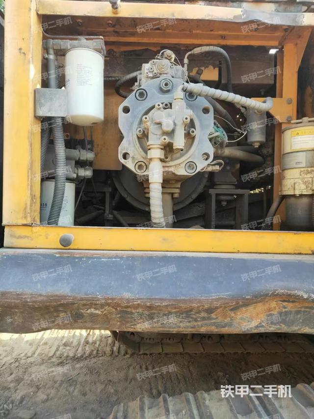 液壓泵艙室正面整體(整機(jī)外觀) 液壓泵艙室正面整體(整機(jī)外觀)