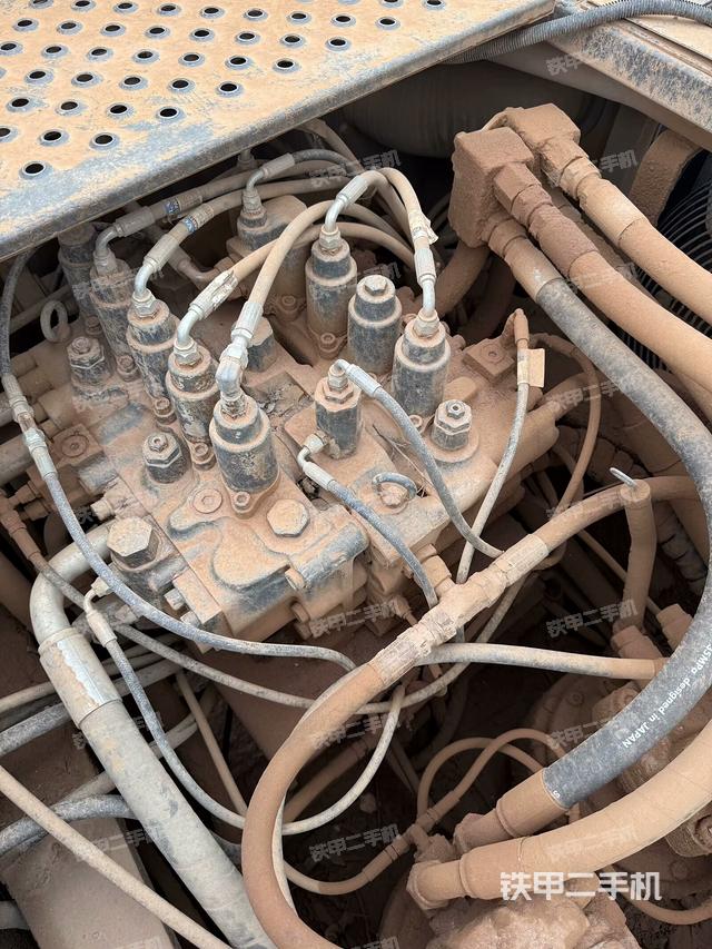 回转马达和主控阀(整机外观) 回转马达和主控阀(整机外观)