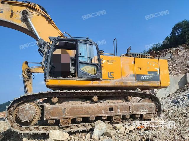 駕駛室整體(整機(jī)外觀) 駕駛室整體(整機(jī)外觀)