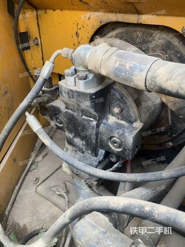 液壓泵艙室正面整體(整機外觀) 液壓泵艙室正面整體(整機外觀)