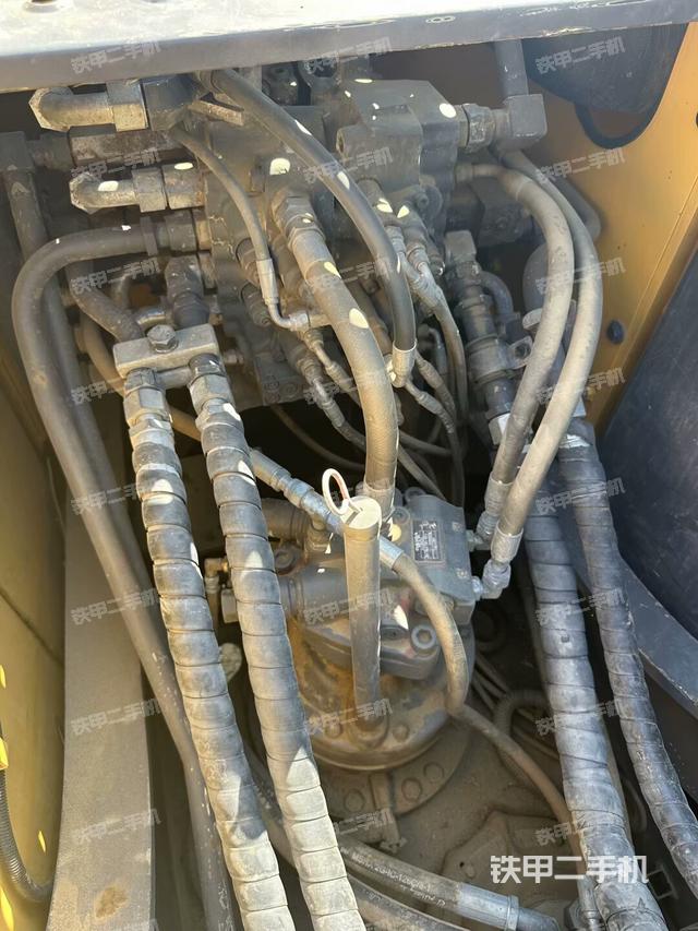 回轉(zhuǎn)馬達和主控閥(整機外觀) 回轉(zhuǎn)馬達和主控閥(整機外觀)