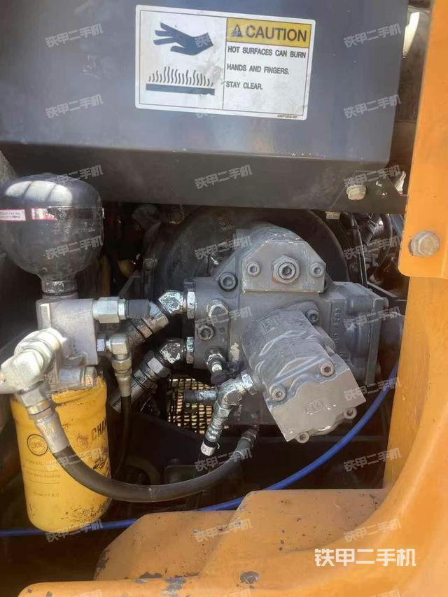 液压泵舱室正面整体(整机外观) 液压泵舱室正面整体(整机外观)