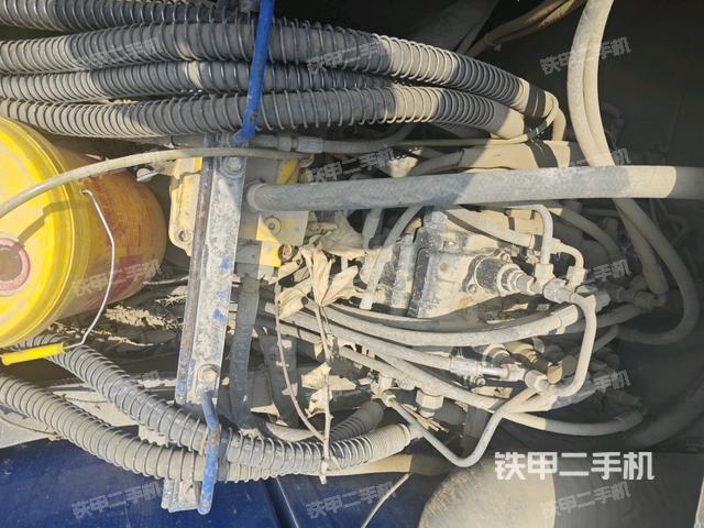 回轉(zhuǎn)馬達(dá)和主控閥(整機(jī)外觀) 回轉(zhuǎn)馬達(dá)和主控閥(整機(jī)外觀)