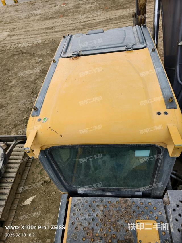 駕駛室頂部(整機外觀) 駕駛室頂部(整機外觀)