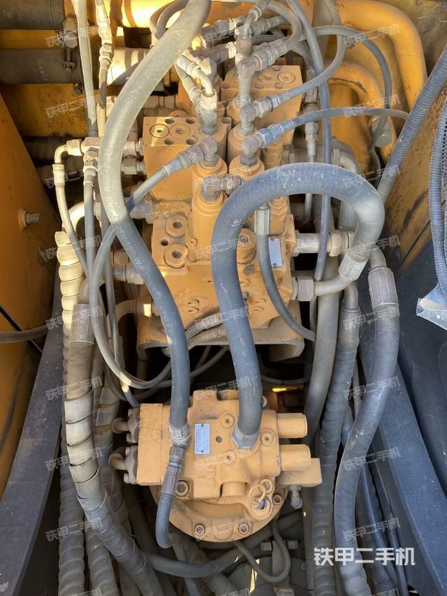 回转马达和主控阀(整机外观) 回转马达和主控阀(整机外观)