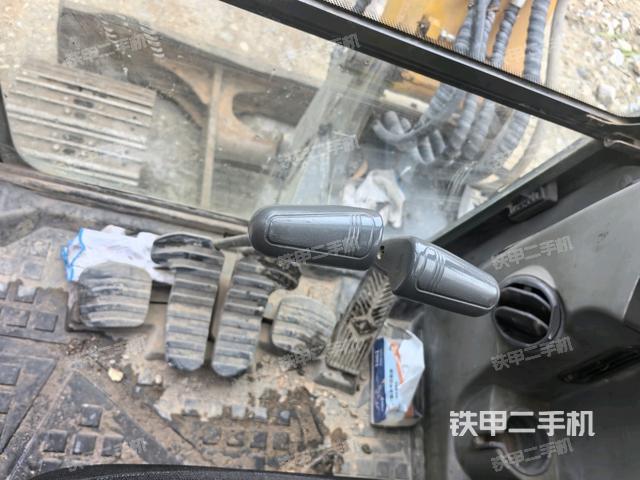 行走控制手柄和踏板 俯拍(驾驶室部分) 行走控制手柄和踏板 俯拍(驾驶室部分)