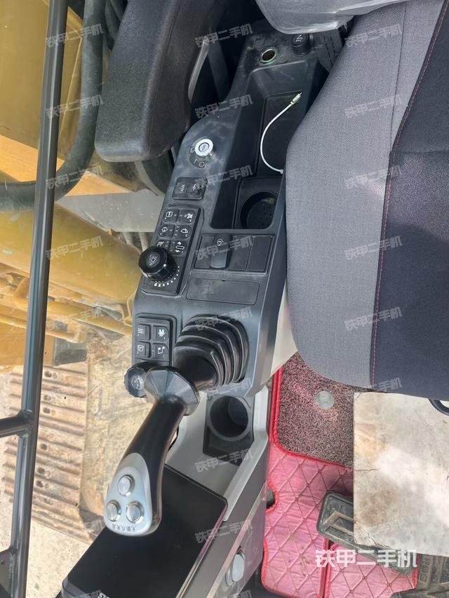 座椅左侧控制台/音响/含左手柄（驾驶室部分）