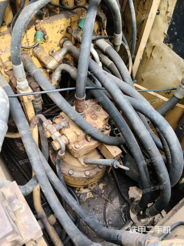 回转马达和主控阀(整机外观) 回转马达和主控阀(整机外观)