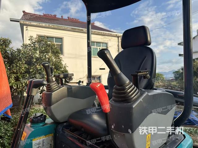 驾驶室顶部(整机外观) 驾驶室顶部(整机外观)