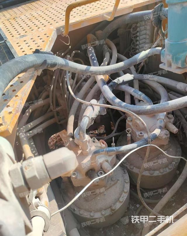 回轉(zhuǎn)馬達(dá)和主控閥(整機(jī)外觀) 回轉(zhuǎn)馬達(dá)和主控閥(整機(jī)外觀)