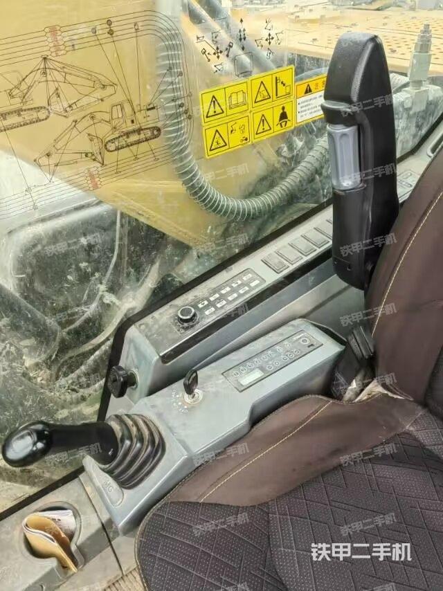 座椅右侧控制台/钥匙门/油门/含右手柄(驾驶室部分) 座椅右侧控制台/钥匙门/油门/含右手柄(驾驶室部分)