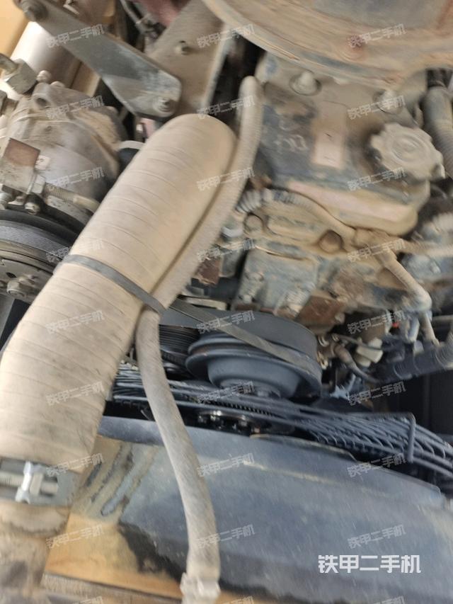 发动机左侧全景(压路机发动机舱) 发动机左侧全景(压路机发动机舱)