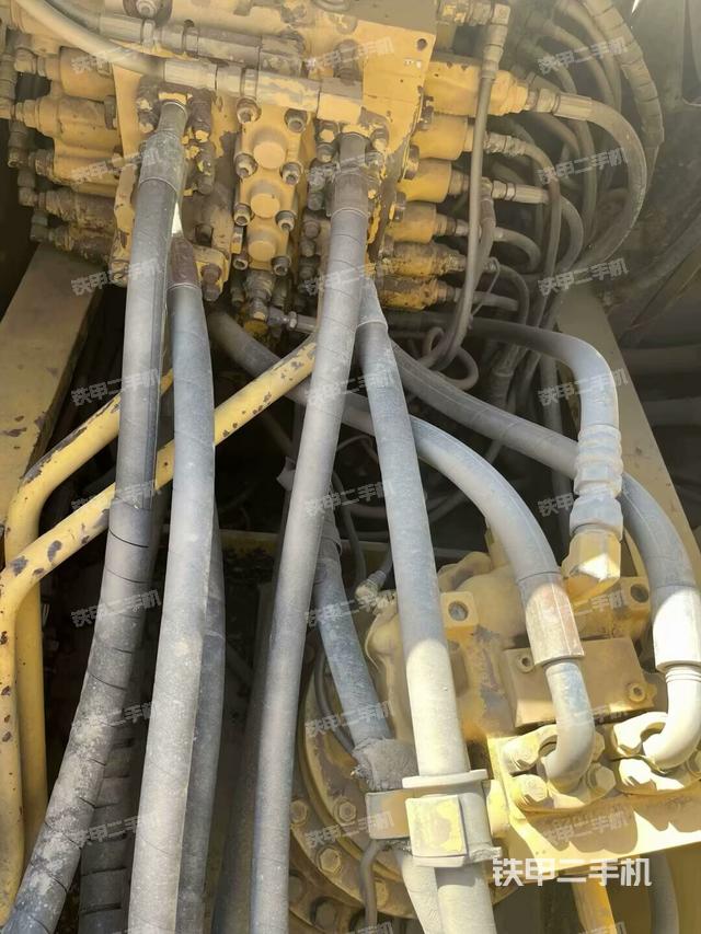 回转马达和主控阀(整机外观) 回转马达和主控阀(整机外观)