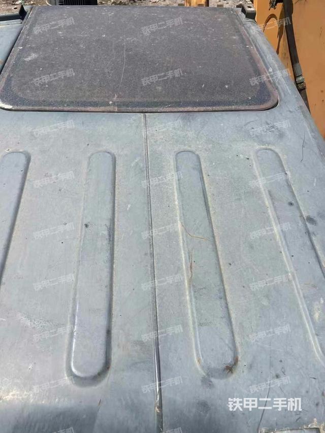 驾驶室顶部(整机外观) 驾驶室顶部(整机外观)