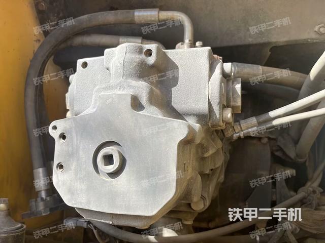 液压泵舱室正面整体(整机外观) 液压泵舱室正面整体(整机外观)