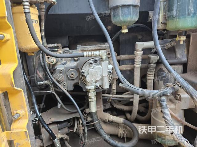 液压泵舱室正面整体（整机外观）