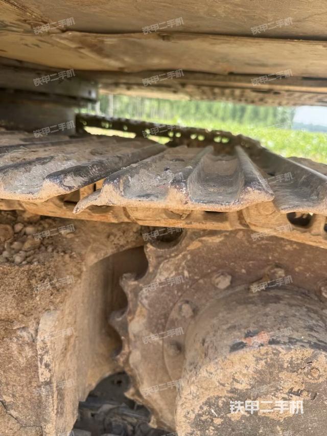 單側(cè)履帶整體(整機(jī)外觀) 單側(cè)履帶整體(整機(jī)外觀)