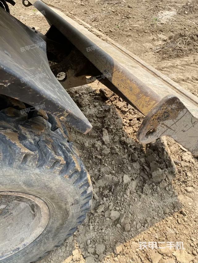 单侧履带整体(整机外观) 单侧履带整体(整机外观)