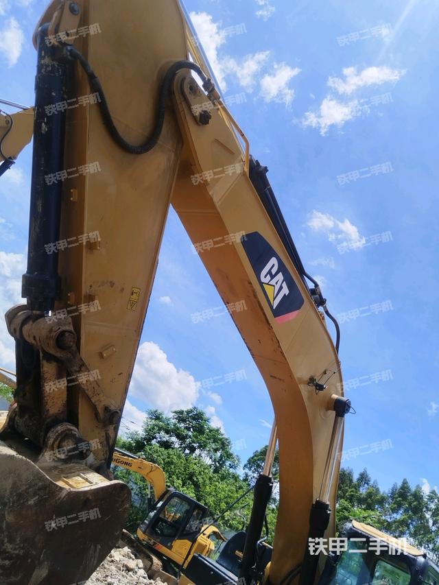 小臂整體左后(工作和回轉(zhuǎn)裝置) 小臂整體左后(工作和回轉(zhuǎn)裝置)