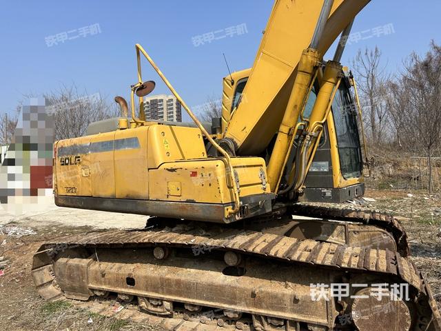 單側(cè)履帶整體(整機(jī)外觀(guān)) 單側(cè)履帶整體(整機(jī)外觀(guān))