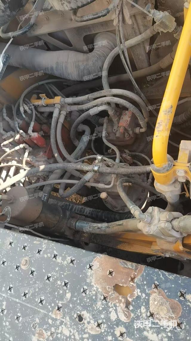 回轉(zhuǎn)馬達(dá)和主控閥(整機外觀) 回轉(zhuǎn)馬達(dá)和主控閥(整機外觀)