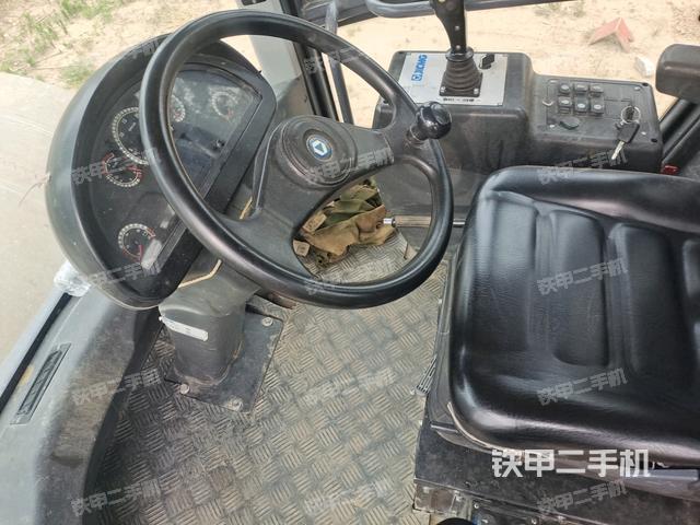 驾驶室侧向上照全景(压路机驾驶室) 驾驶室侧向上照全景(压路机驾驶室)